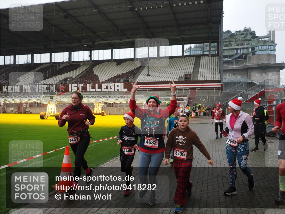 07.12.2025 - St. Pauli X-Mass-Run No. 15 Fabian Wolf http://msf.ph/oto/9418282 07.12.2025 11:24:53 Ziel 705, 1346, 1384, 1427, 1752, 2447, 2859, 2869, 3193, 3195, 3306, 3314, 4632 meine-sportfotos.de