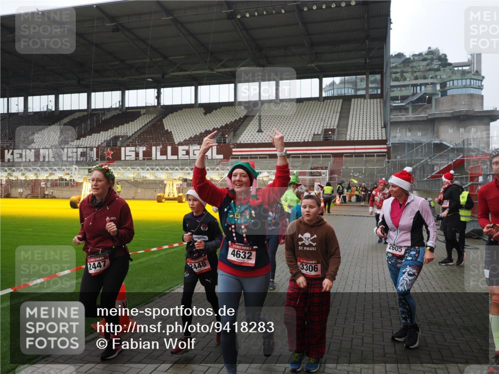 07.12.2025 - St. Pauli X-Mass-Run No. 15 Fabian Wolf http://msf.ph/oto/9418283 07.12.2025 11:24:53 Ziel 705, 1346, 1384, 1427, 1752, 2447, 2859, 2869, 3193, 3195, 3306, 3314, 4632 meine-sportfotos.de
