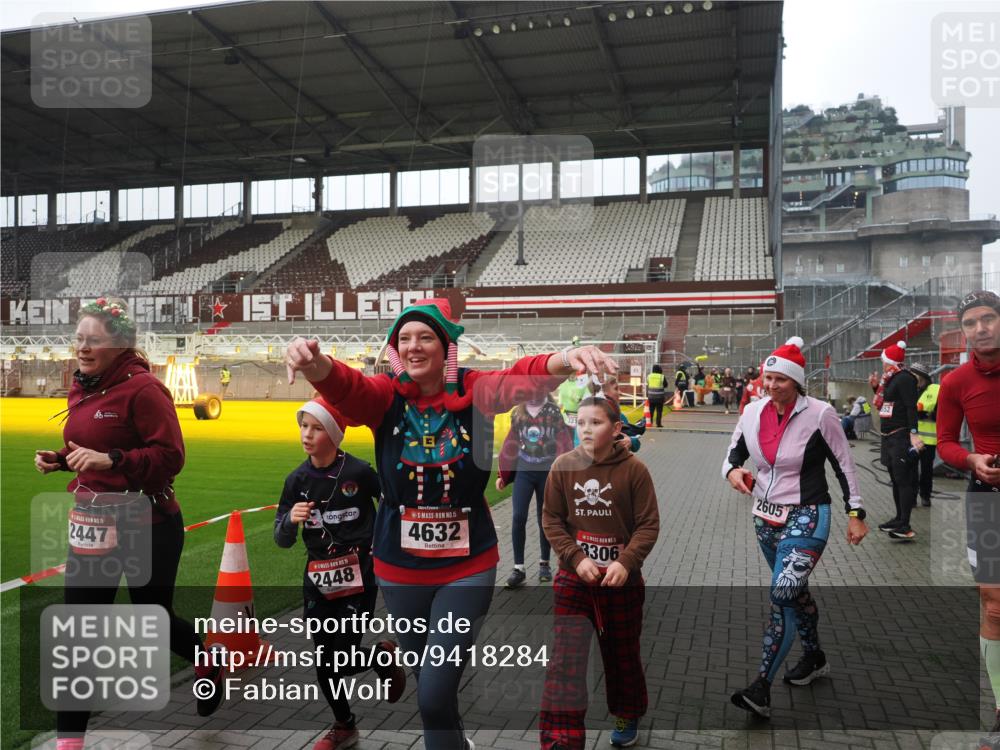 07.12.2025 - St. Pauli X-Mass-Run No. 15 Fabian Wolf http://msf.ph/oto/9418284 07.12.2025 11:24:53 Ziel 705, 1346, 1384, 1427, 1752, 2447, 2859, 2869, 3193, 3195, 3306, 3314, 4632 meine-sportfotos.de