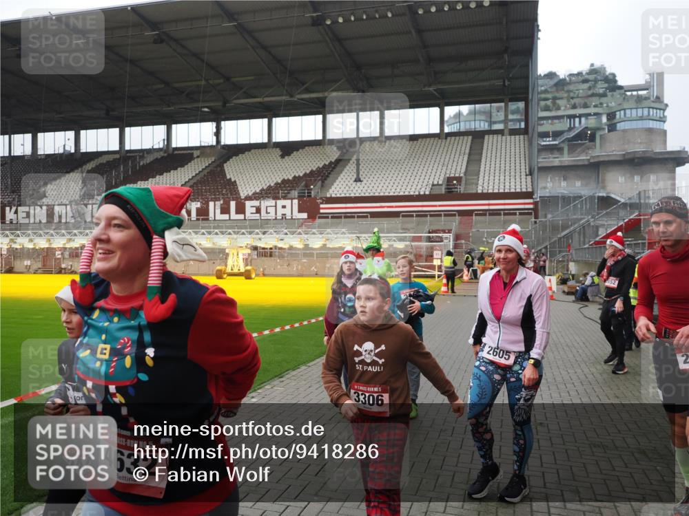 07.12.2025 - St. Pauli X-Mass-Run No. 15 Fabian Wolf http://msf.ph/oto/9418286 07.12.2025 11:24:54 Ziel 705, 1346, 1384, 1427, 2447, 2859, 2869, 3193, 3195, 3306, 3314, 4632 meine-sportfotos.de