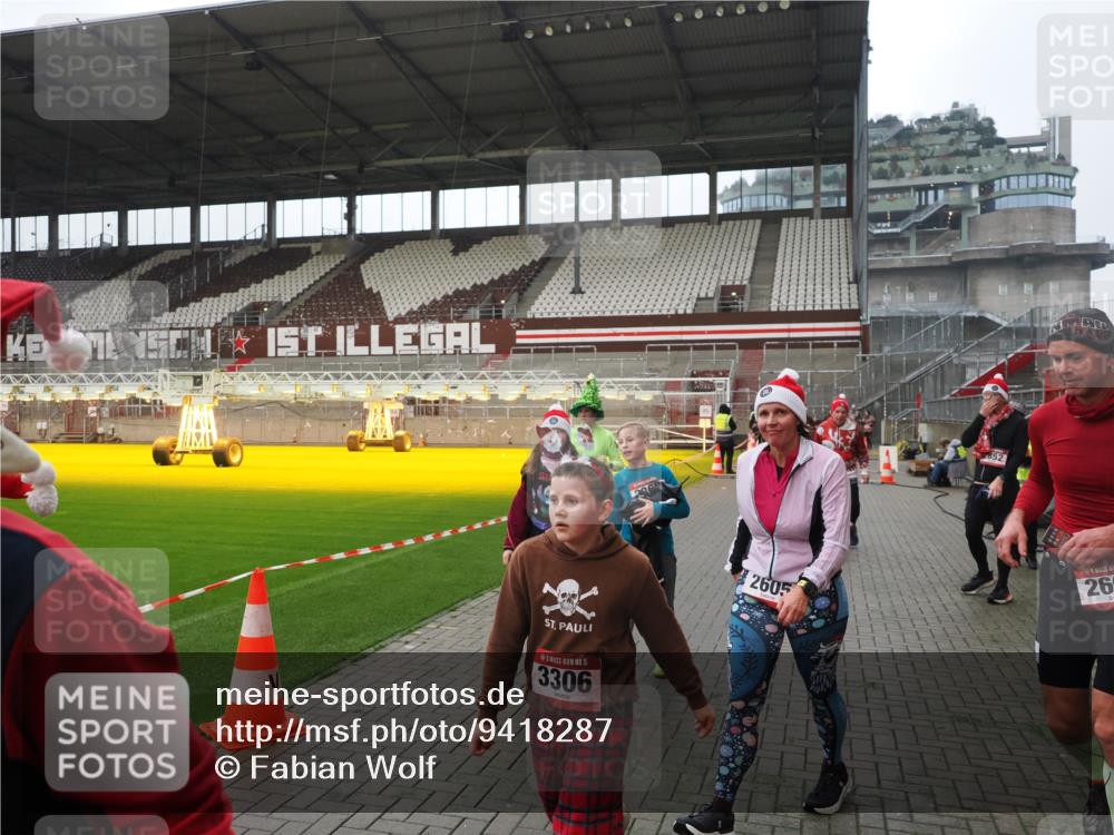 07.12.2025 - St. Pauli X-Mass-Run No. 15 Fabian Wolf http://msf.ph/oto/9418287 07.12.2025 11:24:54 Ziel 705, 1346, 1384, 1427, 2447, 2859, 2869, 3193, 3195, 3306, 3314, 4632 meine-sportfotos.de