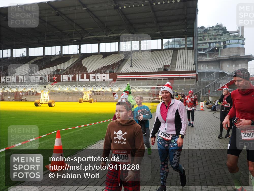 07.12.2025 - St. Pauli X-Mass-Run No. 15 Fabian Wolf http://msf.ph/oto/9418288 07.12.2025 11:24:54 Ziel 705, 1346, 1384, 1427, 2447, 2859, 2869, 3193, 3195, 3306, 3314, 4632 meine-sportfotos.de