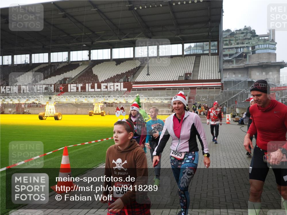 07.12.2025 - St. Pauli X-Mass-Run No. 15 Fabian Wolf http://msf.ph/oto/9418289 07.12.2025 11:24:54 Ziel 705, 1346, 1384, 1427, 2447, 2859, 2869, 3193, 3195, 3306, 3314, 4632 meine-sportfotos.de
