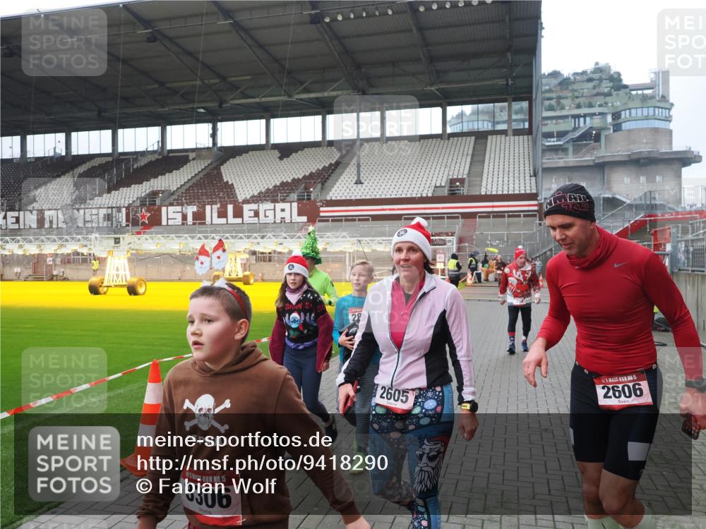 07.12.2025 - St. Pauli X-Mass-Run No. 15 Fabian Wolf http://msf.ph/oto/9418290 07.12.2025 11:24:55 Ziel 470, 473, 705, 1346, 1384, 1427, 2447, 2859, 2869, 3193, 3195, 3306, 3314, 4632 meine-sportfotos.de