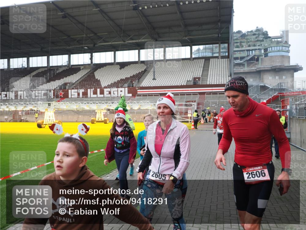 07.12.2025 - St. Pauli X-Mass-Run No. 15 Fabian Wolf http://msf.ph/oto/9418291 07.12.2025 11:24:55 Ziel 470, 473, 705, 1346, 1384, 1427, 2447, 2859, 2869, 3193, 3195, 3306, 3314, 4632 meine-sportfotos.de