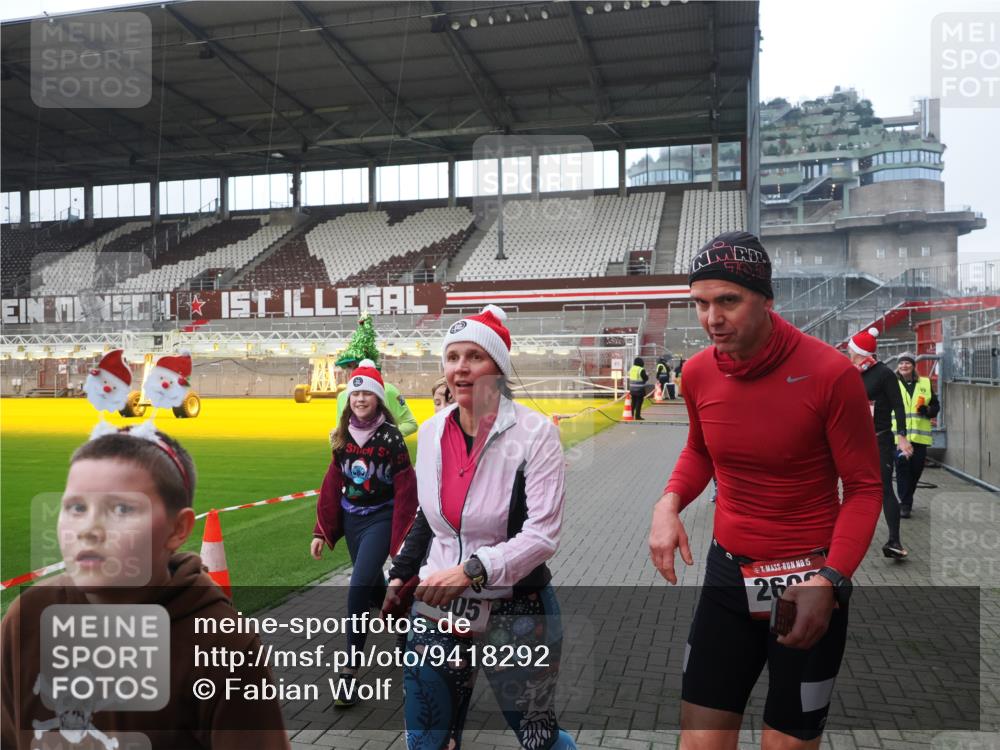 07.12.2025 - St. Pauli X-Mass-Run No. 15 Fabian Wolf http://msf.ph/oto/9418292 07.12.2025 11:24:55 Ziel 470, 473, 705, 1346, 1384, 1427, 2447, 2859, 2869, 3193, 3195, 3306, 3314, 4632 meine-sportfotos.de