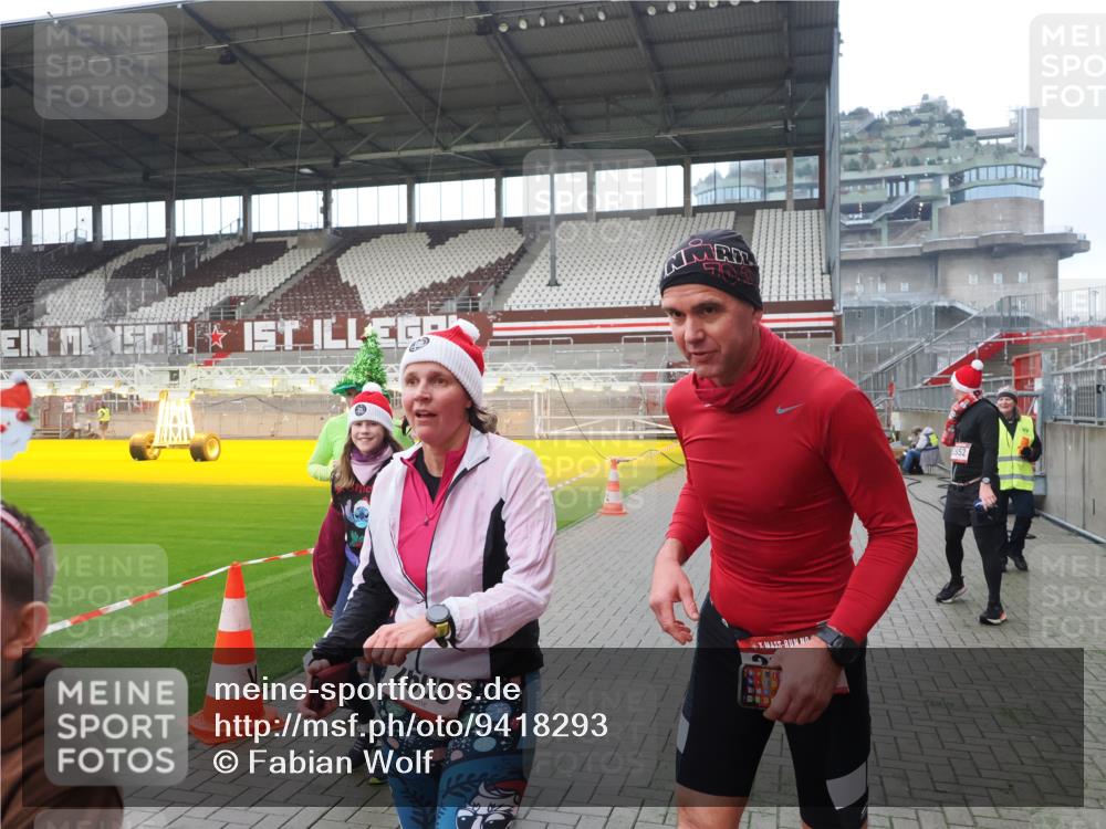 07.12.2025 - St. Pauli X-Mass-Run No. 15 Fabian Wolf http://msf.ph/oto/9418293 07.12.2025 11:24:55 Ziel 470, 473, 705, 1346, 1384, 1427, 2447, 2859, 2869, 3193, 3195, 3306, 3314, 4632 meine-sportfotos.de