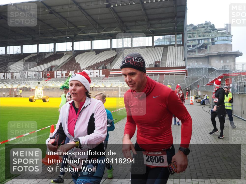 07.12.2025 - St. Pauli X-Mass-Run No. 15 Fabian Wolf http://msf.ph/oto/9418294 07.12.2025 11:24:56 Ziel 470, 473, 705, 1346, 1384, 1427, 2447, 2859, 2869, 3193, 3195, 3306, 3314, 4632 meine-sportfotos.de
