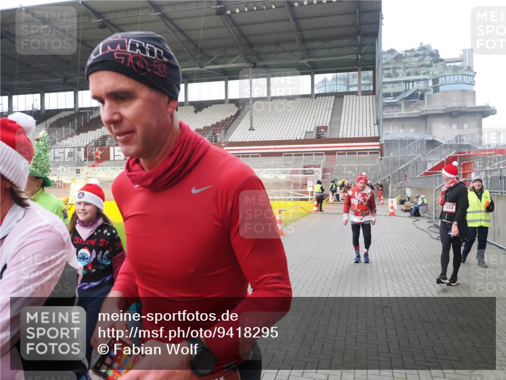 07.12.2025 - St. Pauli X-Mass-Run No. 15 Fabian Wolf http://msf.ph/oto/9418295 07.12.2025 11:24:56 Ziel 470, 473, 705, 1346, 1384, 1427, 2447, 2859, 2869, 3193, 3195, 3306, 3314, 4632 meine-sportfotos.de