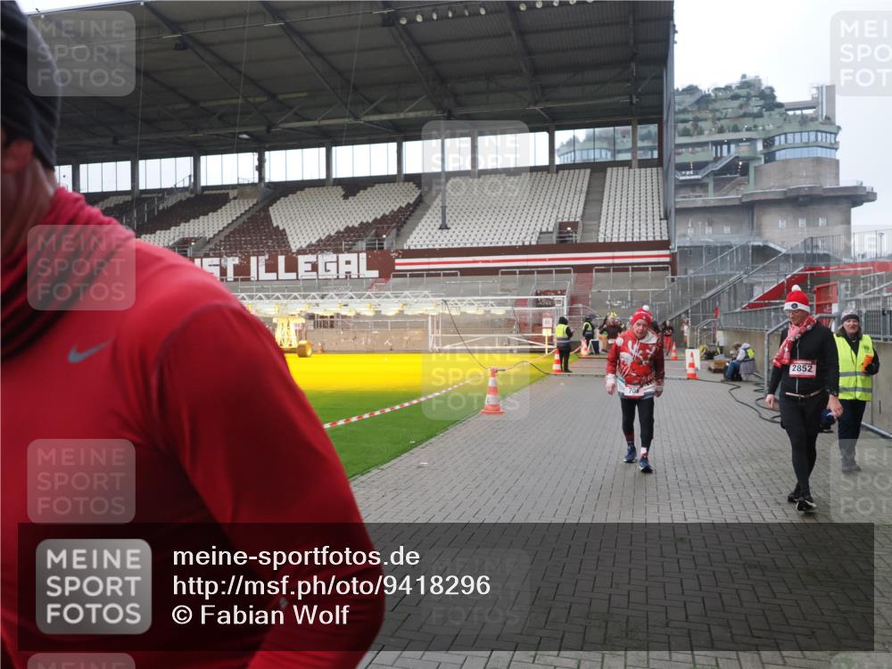 07.12.2025 - St. Pauli X-Mass-Run No. 15 Fabian Wolf http://msf.ph/oto/9418296 07.12.2025 11:24:56 Ziel 470, 473, 705, 1346, 1384, 1427, 2447, 2859, 2869, 3193, 3195, 3306, 3314, 4632 meine-sportfotos.de