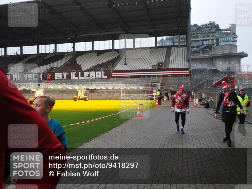 07.12.2025 - St. Pauli X-Mass-Run No. 15 Fabian Wolf http://msf.ph/oto/9418297 07.12.2025 11:24:56 Ziel 470, 473, 705, 1346, 1384, 1427, 2447, 2859, 2869, 3193, 3195, 3306, 3314, 4632 meine-sportfotos.de