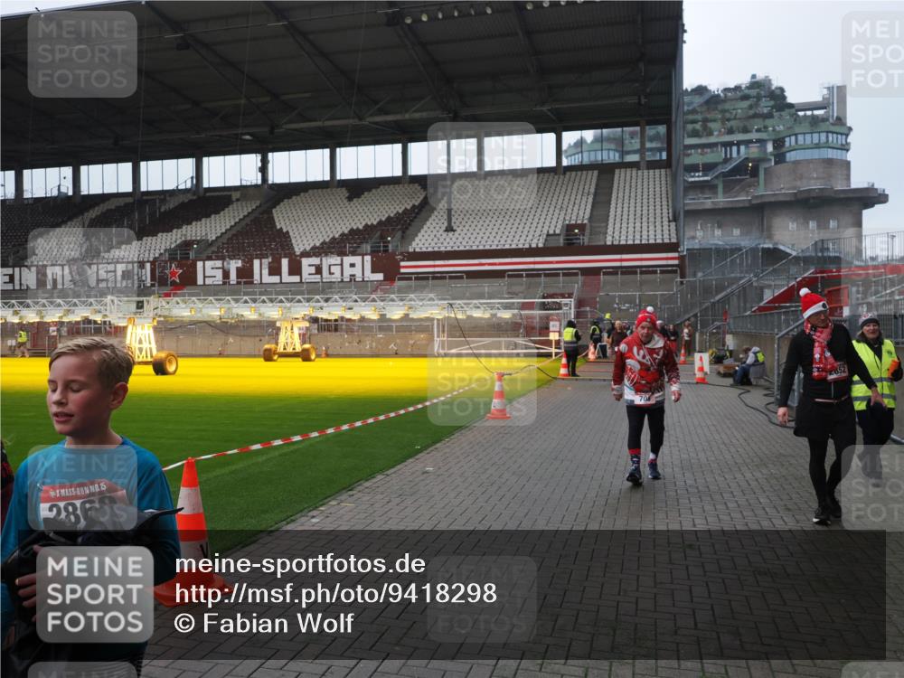 07.12.2025 - St. Pauli X-Mass-Run No. 15 Fabian Wolf http://msf.ph/oto/9418298 07.12.2025 11:24:57 Ziel 470, 473, 705, 1384, 1427, 1855, 1858, 2447, 2859, 2869, 3193, 3195, 3306, 3314, 4632 meine-sportfotos.de