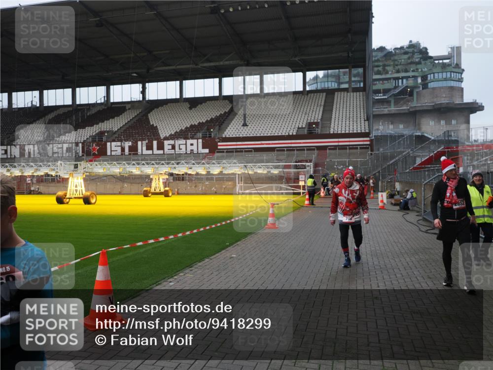 07.12.2025 - St. Pauli X-Mass-Run No. 15 Fabian Wolf http://msf.ph/oto/9418299 07.12.2025 11:24:57 Ziel 470, 473, 705, 1384, 1427, 1855, 1858, 2447, 2859, 2869, 3193, 3195, 3306, 3314, 4632 meine-sportfotos.de