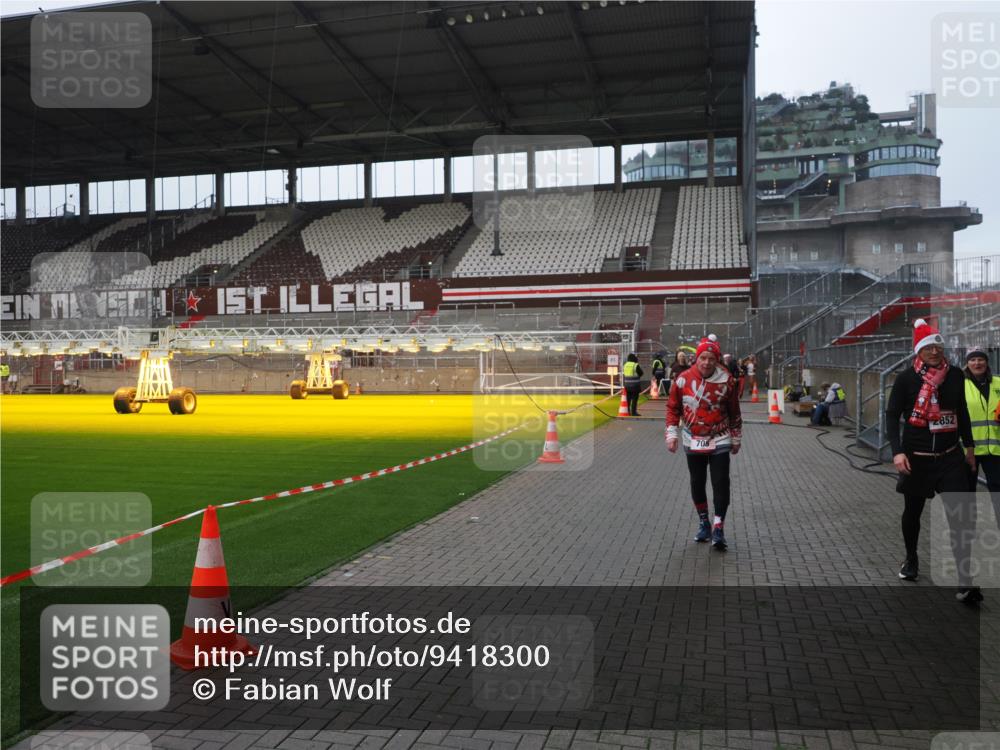 07.12.2025 - St. Pauli X-Mass-Run No. 15 Fabian Wolf http://msf.ph/oto/9418300 07.12.2025 11:24:57 Ziel 470, 473, 705, 1384, 1427, 1855, 1858, 2447, 2859, 2869, 3193, 3195, 3306, 3314, 4632 meine-sportfotos.de