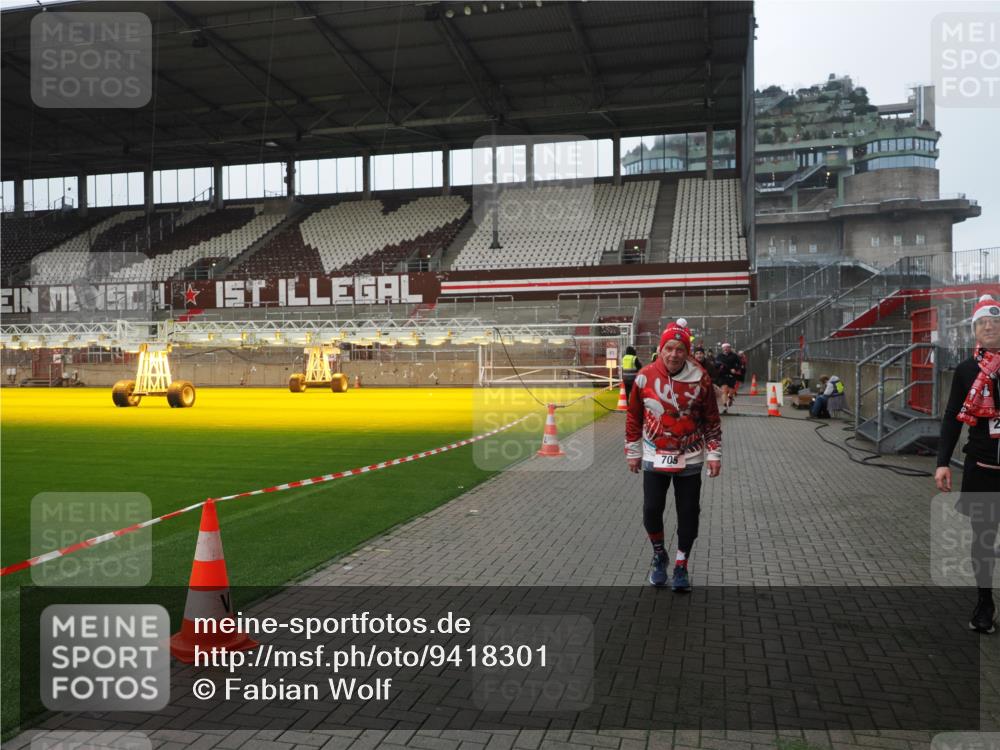 07.12.2025 - St. Pauli X-Mass-Run No. 15 Fabian Wolf http://msf.ph/oto/9418301 07.12.2025 11:24:58 Ziel 470, 473, 705, 1384, 1427, 1855, 1858, 2447, 2859, 2869, 3193, 3306, 3314, 4632 meine-sportfotos.de