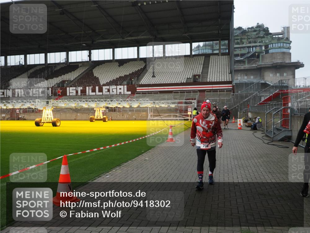 07.12.2025 - St. Pauli X-Mass-Run No. 15 Fabian Wolf http://msf.ph/oto/9418302 07.12.2025 11:24:59 Ziel 470, 473, 705, 1384, 1427, 1855, 1858, 2447, 2981, 2990, 3306, 3314, 4632 meine-sportfotos.de