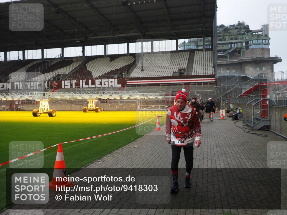 07.12.2025 - St. Pauli X-Mass-Run No. 15 Fabian Wolf http://msf.ph/oto/9418303 07.12.2025 11:24:59 Ziel 470, 473, 705, 1384, 1427, 1855, 1858, 2447, 2981, 2990, 3306, 3314, 4632 meine-sportfotos.de