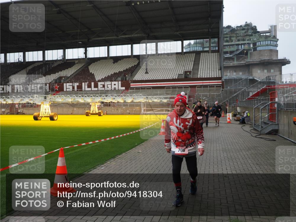 07.12.2025 - St. Pauli X-Mass-Run No. 15 Fabian Wolf http://msf.ph/oto/9418304 07.12.2025 11:25:00 Ziel 470, 473, 705, 1384, 1427, 1855, 1858, 2193, 2447, 2981, 2990, 3306, 3314, 4632 meine-sportfotos.de