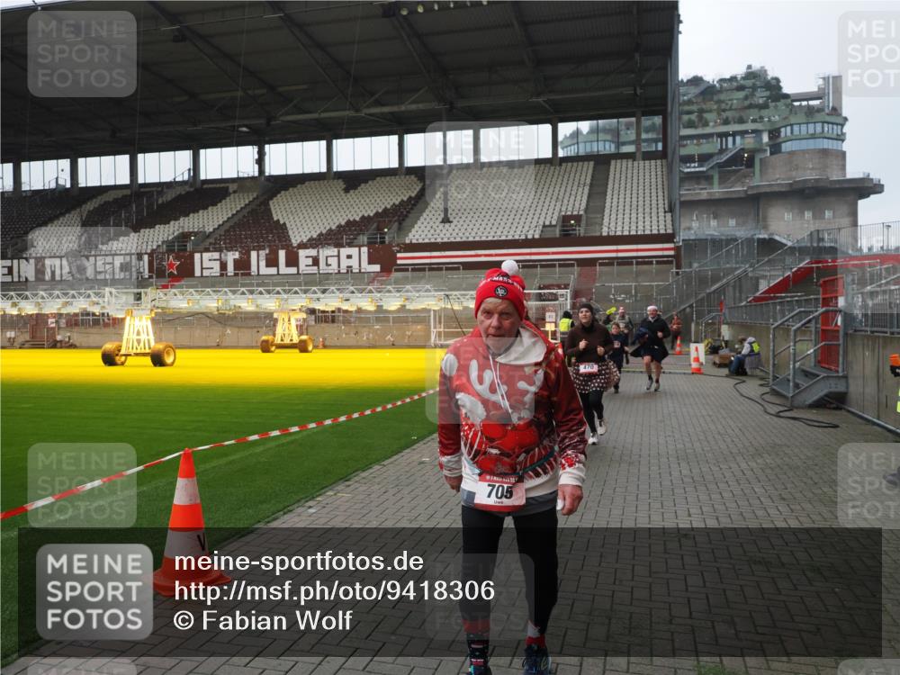 07.12.2025 - St. Pauli X-Mass-Run No. 15 Fabian Wolf http://msf.ph/oto/9418306 07.12.2025 11:25:00 Ziel 470, 473, 705, 1384, 1427, 1855, 1858, 2193, 2447, 2981, 2990, 3306, 3314, 4632 meine-sportfotos.de