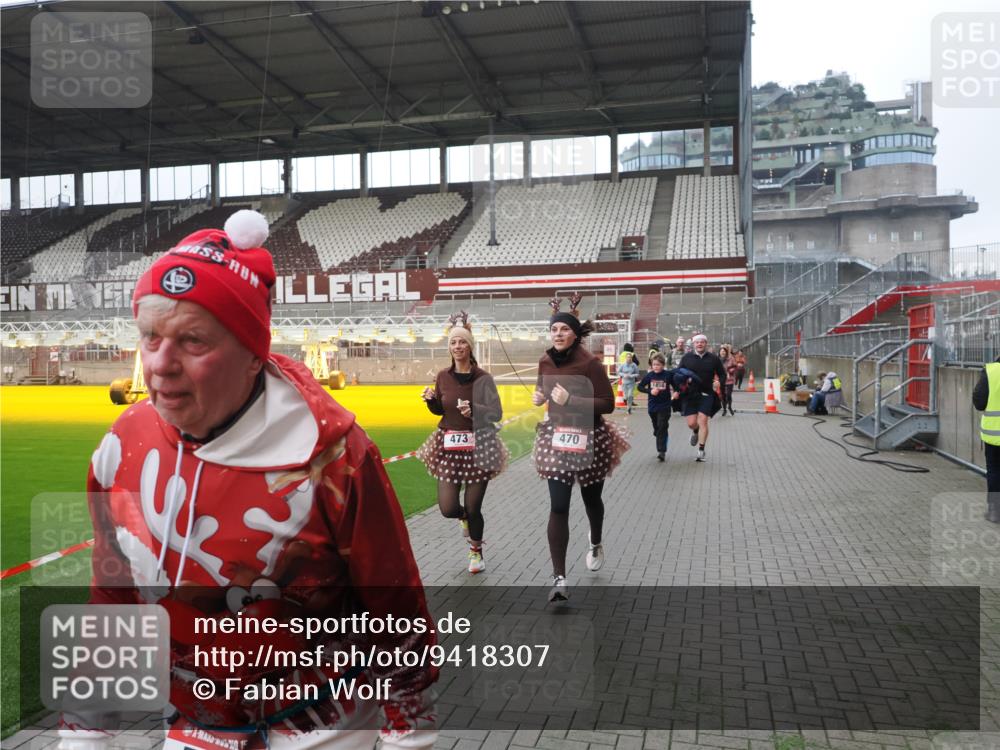 07.12.2025 - St. Pauli X-Mass-Run No. 15 Fabian Wolf http://msf.ph/oto/9418307 07.12.2025 11:25:02 Ziel 470, 473, 1384, 1427, 1527, 1855, 1858, 2193, 2447, 2981, 2990, 3314, 4632, 5003 meine-sportfotos.de