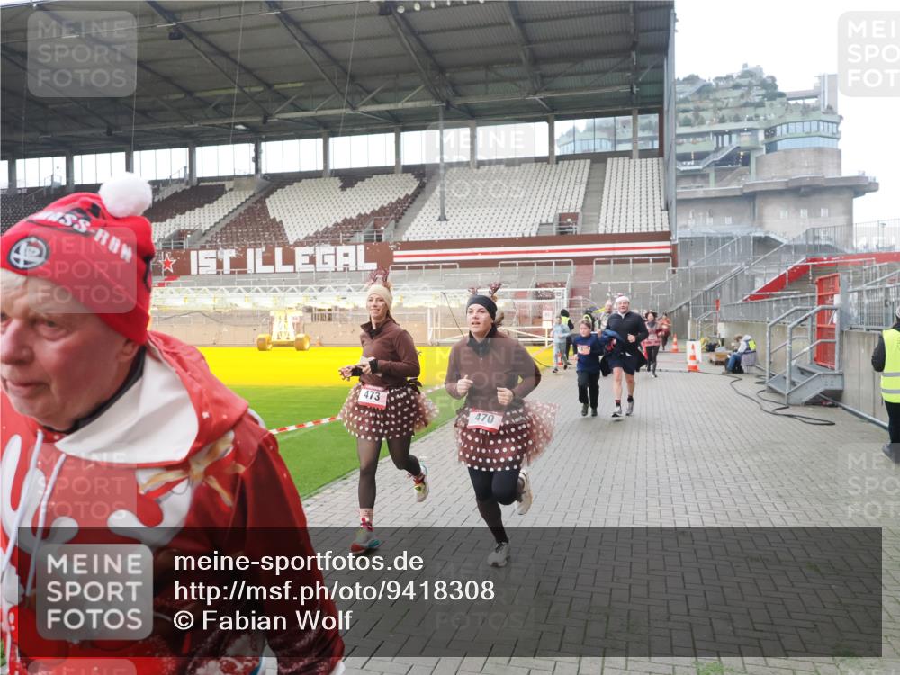 07.12.2025 - St. Pauli X-Mass-Run No. 15 Fabian Wolf http://msf.ph/oto/9418308 07.12.2025 11:25:02 Ziel 470, 473, 1384, 1427, 1527, 1855, 1858, 2193, 2447, 2981, 2990, 3314, 4632, 5003 meine-sportfotos.de