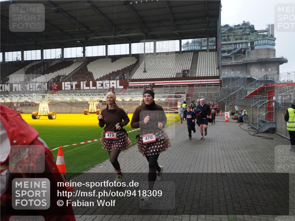 07.12.2025 - St. Pauli X-Mass-Run No. 15 Fabian Wolf http://msf.ph/oto/9418309 07.12.2025 11:25:02 Ziel 470, 473, 1384, 1427, 1527, 1855, 1858, 2193, 2447, 2981, 2990, 3314, 4632, 5003 meine-sportfotos.de