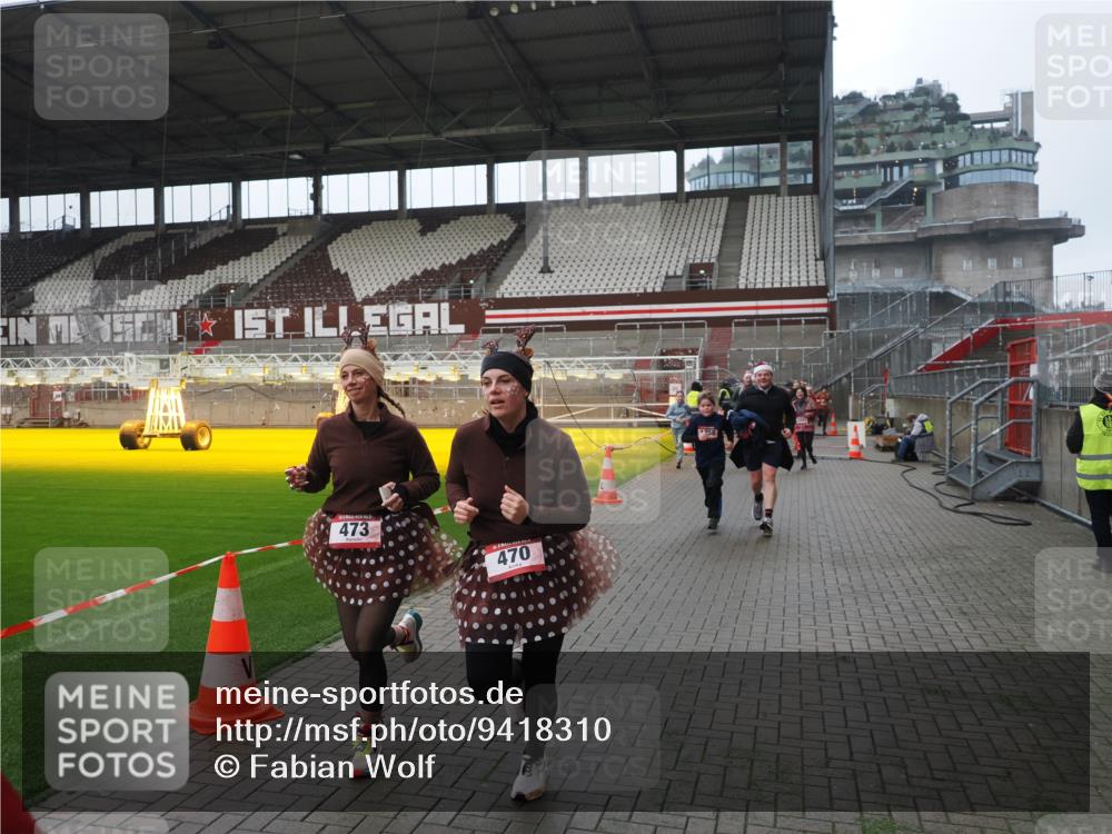 07.12.2025 - St. Pauli X-Mass-Run No. 15 Fabian Wolf http://msf.ph/oto/9418310 07.12.2025 11:25:02 Ziel 470, 473, 1384, 1427, 1527, 1855, 1858, 2193, 2447, 2981, 2990, 3314, 4632, 5003 meine-sportfotos.de
