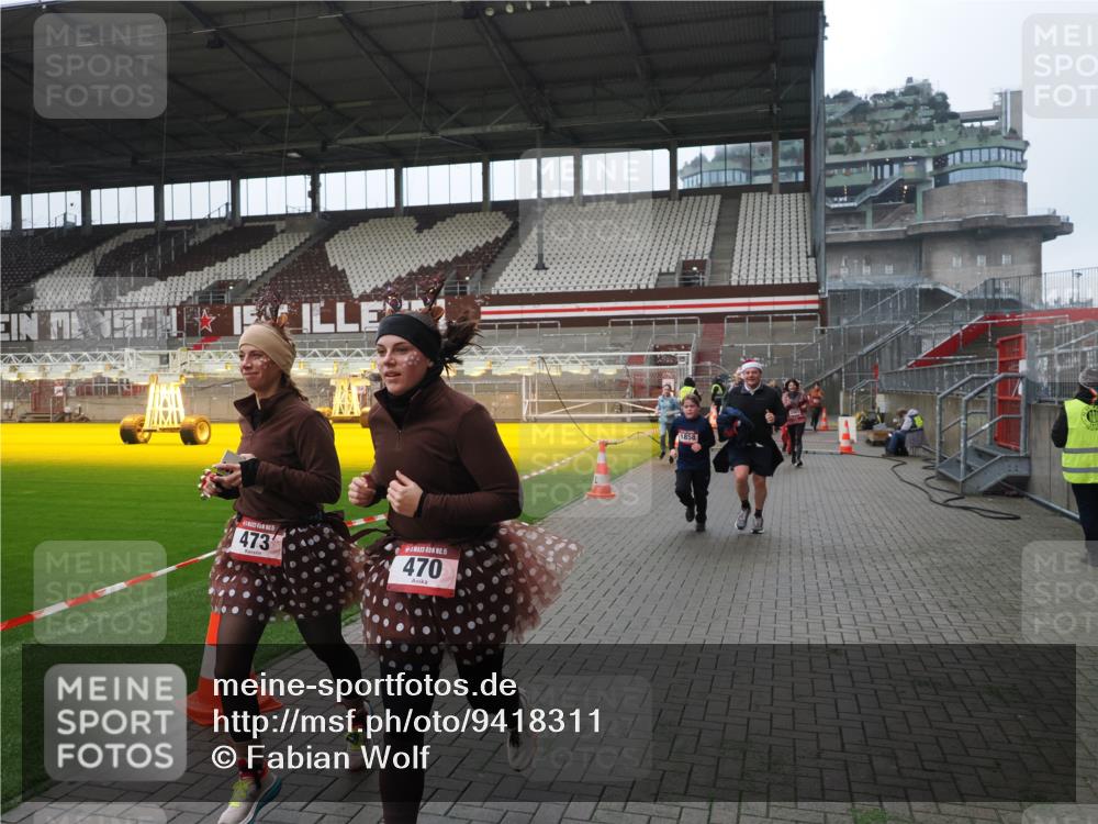07.12.2025 - St. Pauli X-Mass-Run No. 15 Fabian Wolf http://msf.ph/oto/9418311 07.12.2025 11:25:02 Ziel 470, 473, 1384, 1427, 1527, 1855, 1858, 2193, 2447, 2981, 2990, 3314, 4632, 5003 meine-sportfotos.de