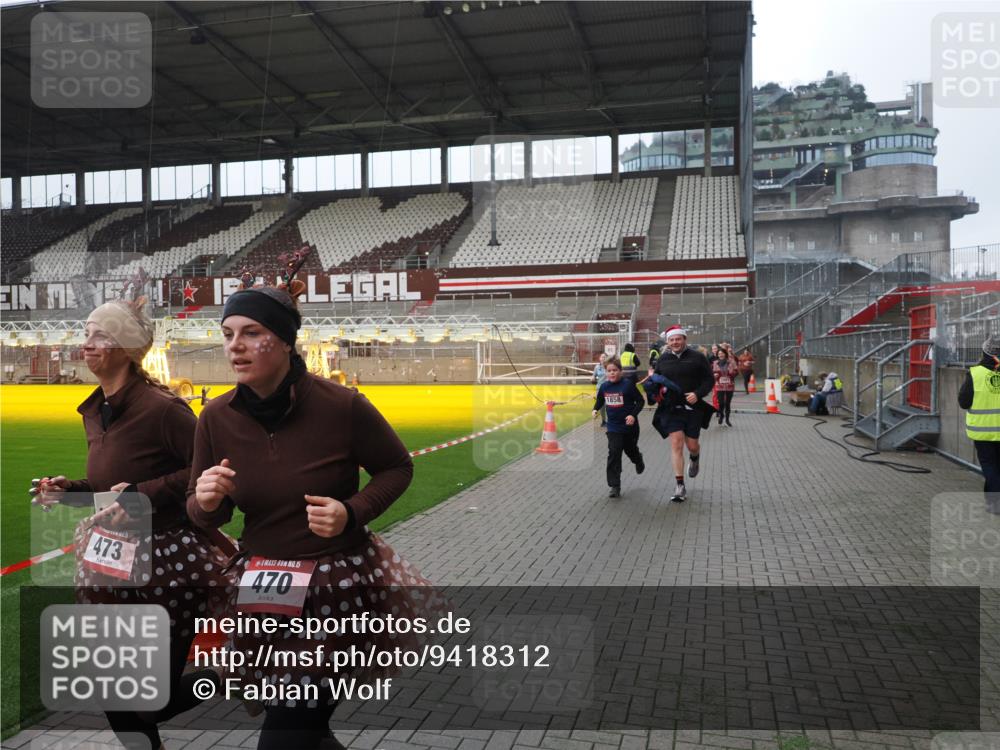 07.12.2025 - St. Pauli X-Mass-Run No. 15 Fabian Wolf http://msf.ph/oto/9418312 07.12.2025 11:25:03 Ziel 470, 473, 1384, 1427, 1527, 1855, 1858, 2151, 2193, 2447, 2981, 2990, 3314, 5003 meine-sportfotos.de