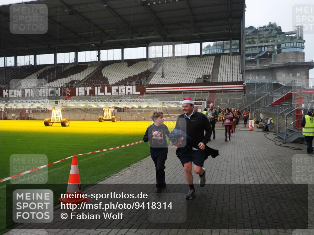 07.12.2025 - St. Pauli X-Mass-Run No. 15 Fabian Wolf http://msf.ph/oto/9418314 07.12.2025 11:25:04 Ziel 470, 473, 1527, 1544, 1855, 1858, 1961, 2151, 2193, 2447, 2981, 2990, 3314, 5003 meine-sportfotos.de