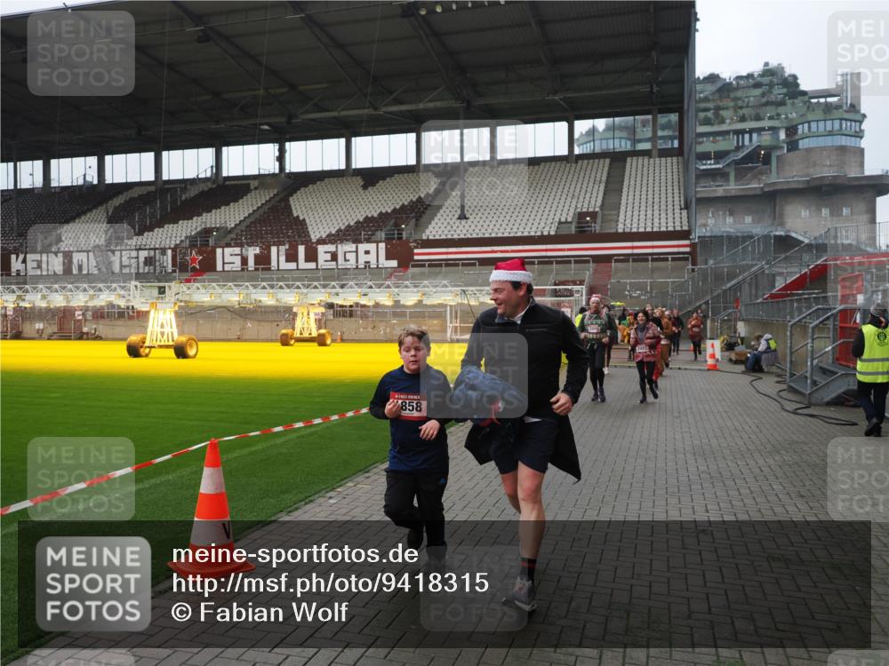 07.12.2025 - St. Pauli X-Mass-Run No. 15 Fabian Wolf http://msf.ph/oto/9418315 07.12.2025 11:25:04 Ziel 470, 473, 1527, 1544, 1855, 1858, 1961, 2151, 2193, 2447, 2981, 2990, 3314, 5003 meine-sportfotos.de
