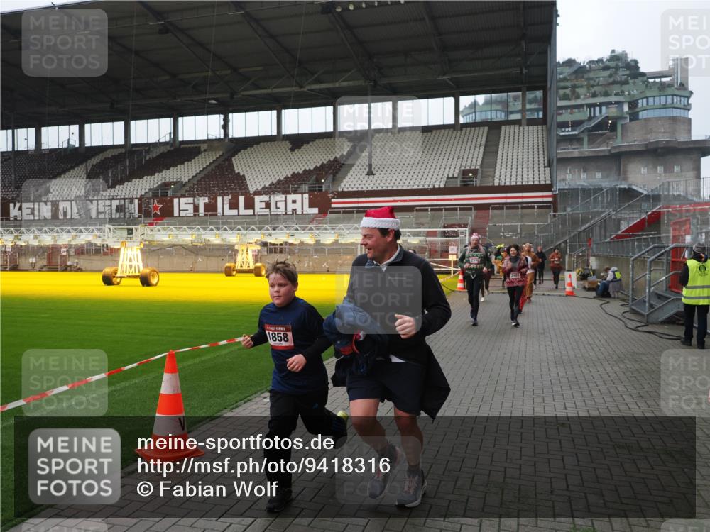 07.12.2025 - St. Pauli X-Mass-Run No. 15 Fabian Wolf http://msf.ph/oto/9418316 07.12.2025 11:25:04 Ziel 470, 473, 1527, 1544, 1855, 1858, 1961, 2151, 2193, 2447, 2981, 2990, 3314, 5003 meine-sportfotos.de