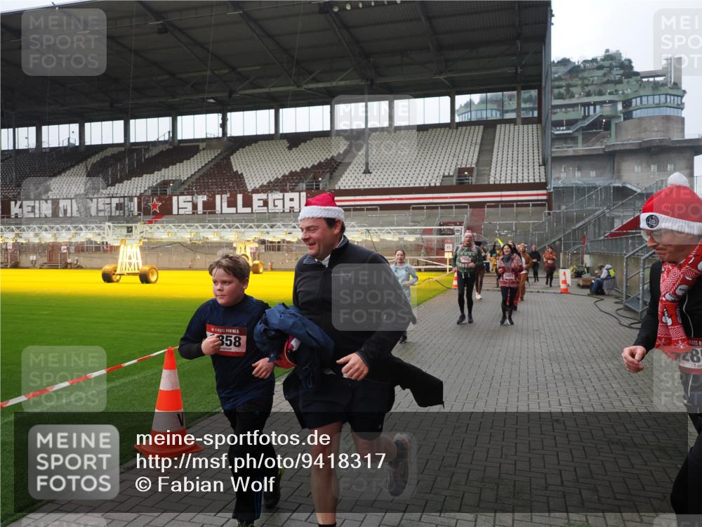 07.12.2025 - St. Pauli X-Mass-Run No. 15 Fabian Wolf http://msf.ph/oto/9418317 07.12.2025 11:25:05 Ziel 470, 473, 1527, 1544, 1855, 1858, 1961, 2151, 2193, 2981, 2990, 3126, 3314, 5003 meine-sportfotos.de