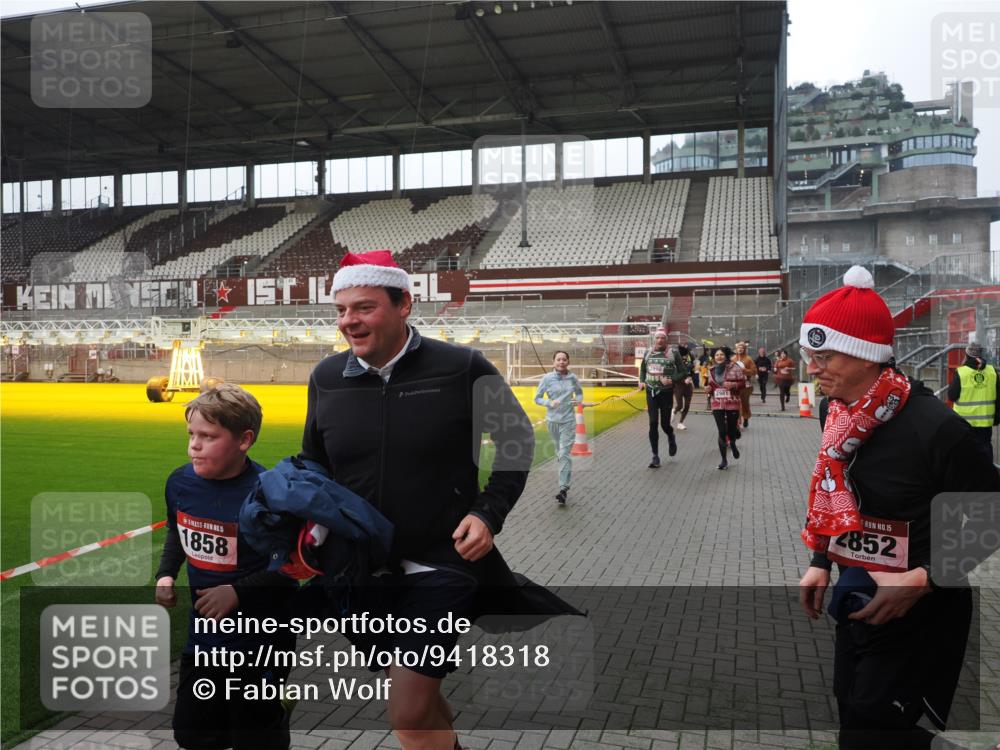 07.12.2025 - St. Pauli X-Mass-Run No. 15 Fabian Wolf http://msf.ph/oto/9418318 07.12.2025 11:25:05 Ziel 470, 473, 1527, 1544, 1855, 1858, 1961, 2151, 2193, 2981, 2990, 3126, 3314, 5003 meine-sportfotos.de