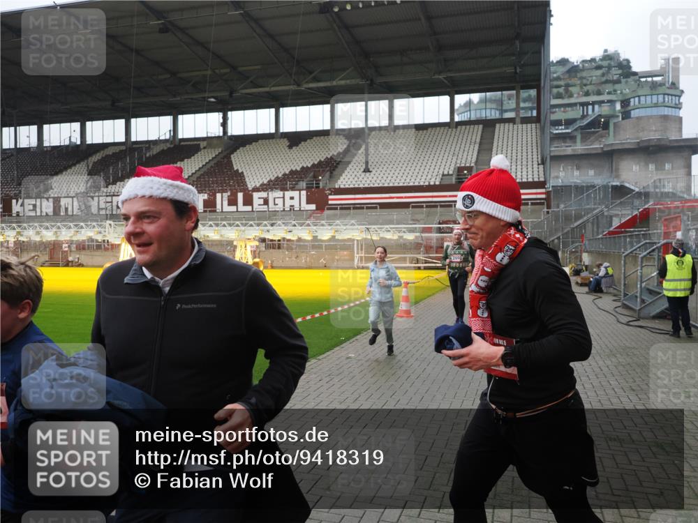 07.12.2025 - St. Pauli X-Mass-Run No. 15 Fabian Wolf http://msf.ph/oto/9418319 07.12.2025 11:25:05 Ziel 470, 473, 1527, 1544, 1855, 1858, 1961, 2151, 2193, 2981, 2990, 3126, 3314, 5003 meine-sportfotos.de