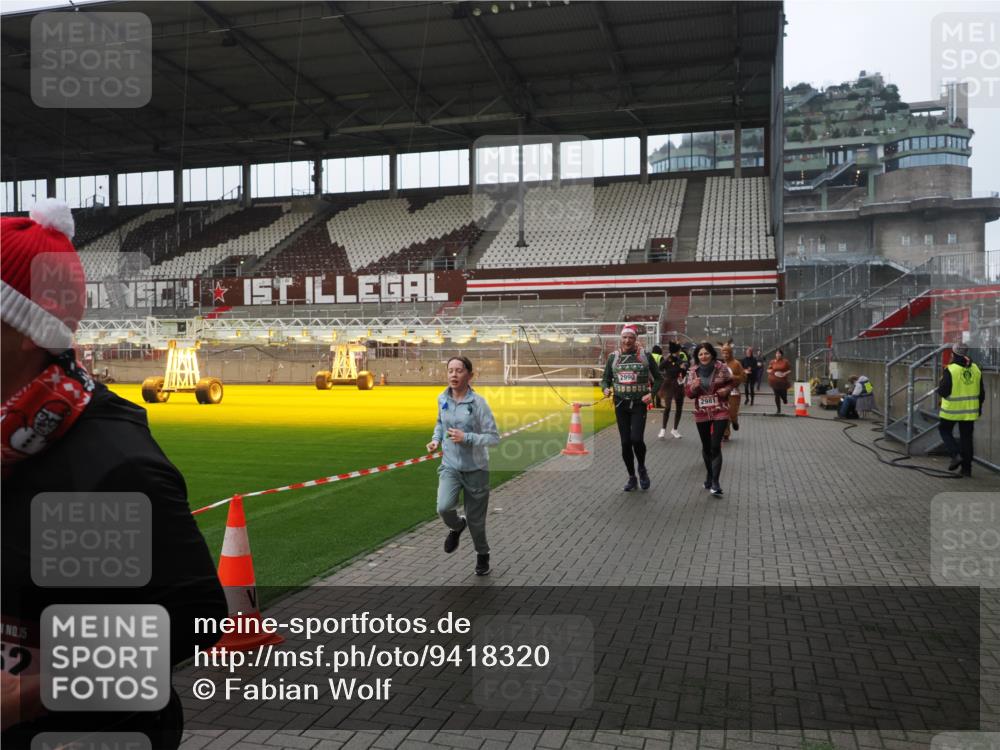 07.12.2025 - St. Pauli X-Mass-Run No. 15 Fabian Wolf http://msf.ph/oto/9418320 07.12.2025 11:25:06 Ziel 470, 473, 1527, 1544, 1855, 1858, 1961, 2151, 2193, 2981, 2990, 3126, 3314, 5003 meine-sportfotos.de