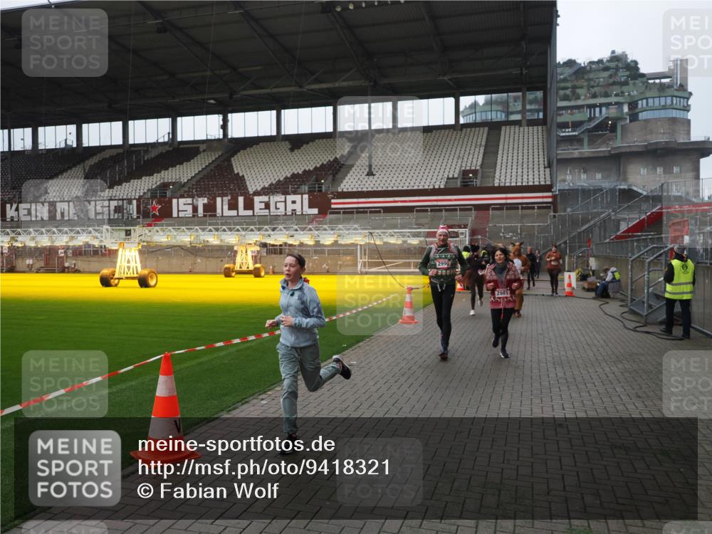 07.12.2025 - St. Pauli X-Mass-Run No. 15 Fabian Wolf http://msf.ph/oto/9418321 07.12.2025 11:25:06 Ziel 470, 473, 1527, 1544, 1855, 1858, 1961, 2151, 2193, 2981, 2990, 3126, 3314, 5003 meine-sportfotos.de