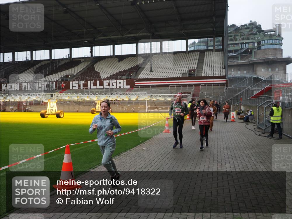 07.12.2025 - St. Pauli X-Mass-Run No. 15 Fabian Wolf http://msf.ph/oto/9418322 07.12.2025 11:25:06 Ziel 470, 473, 1527, 1544, 1855, 1858, 1961, 2151, 2193, 2981, 2990, 3126, 3314, 5003 meine-sportfotos.de