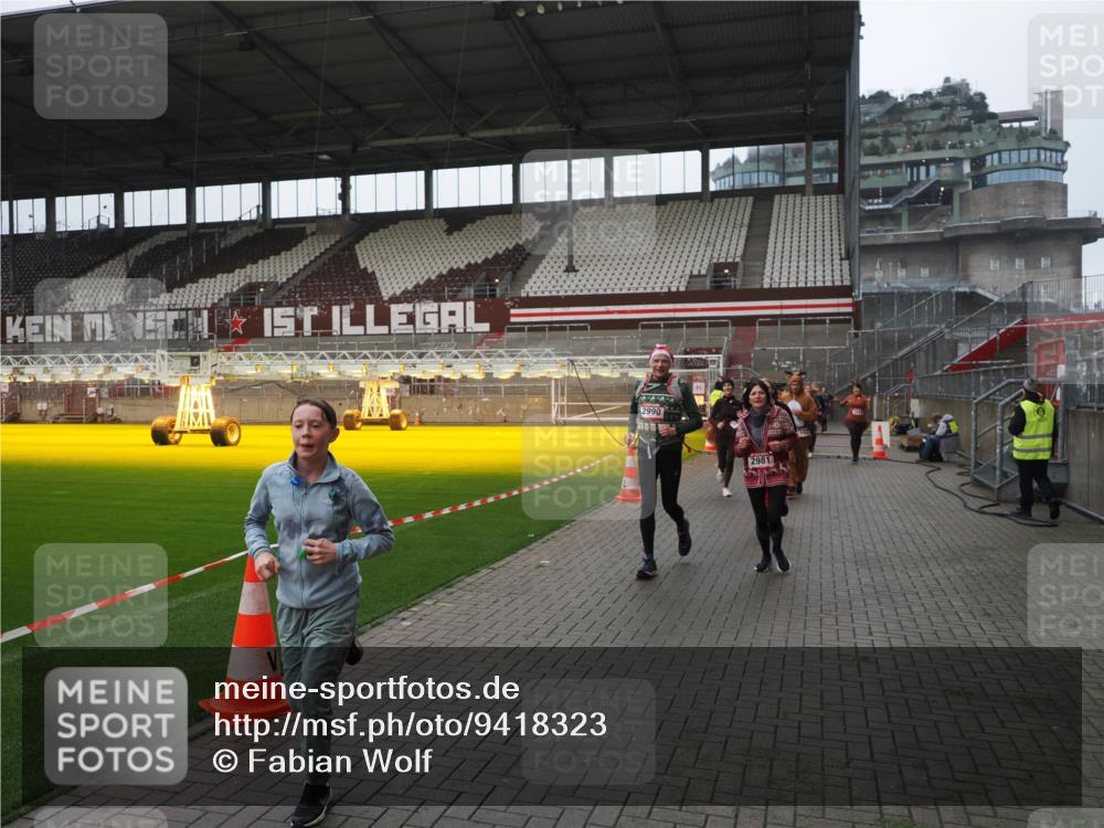 07.12.2025 - St. Pauli X-Mass-Run No. 15 Fabian Wolf http://msf.ph/oto/9418323 07.12.2025 11:25:06 Ziel 470, 473, 1527, 1544, 1855, 1858, 1961, 2151, 2193, 2981, 2990, 3126, 3314, 5003 meine-sportfotos.de