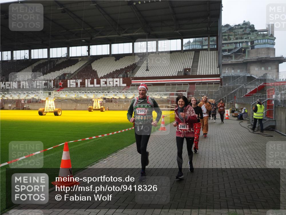 07.12.2025 - St. Pauli X-Mass-Run No. 15 Fabian Wolf http://msf.ph/oto/9418326 07.12.2025 11:25:07 Ziel 470, 473, 1527, 1544, 1855, 1858, 1961, 2151, 2193, 2981, 2990, 3126, 3314, 5003 meine-sportfotos.de