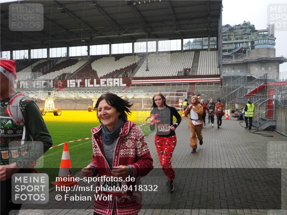 07.12.2025 - St. Pauli X-Mass-Run No. 15 Fabian Wolf http://msf.ph/oto/9418332 07.12.2025 11:25:09 Ziel 470, 473, 1527, 1544, 1855, 1858, 1961, 2151, 2193, 2244, 2981, 2990, 3126, 5003 meine-sportfotos.de