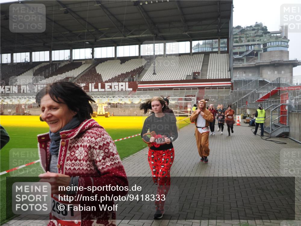 07.12.2025 - St. Pauli X-Mass-Run No. 15 Fabian Wolf http://msf.ph/oto/9418333 07.12.2025 11:25:09 Ziel 470, 473, 1527, 1544, 1855, 1858, 1961, 2151, 2193, 2244, 2981, 2990, 3126, 5003 meine-sportfotos.de