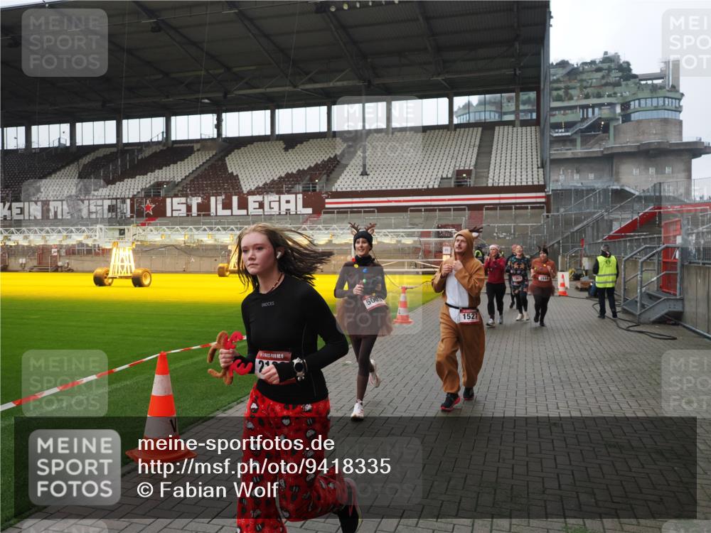 07.12.2025 - St. Pauli X-Mass-Run No. 15 Fabian Wolf http://msf.ph/oto/9418335 07.12.2025 11:25:09 Ziel 470, 473, 1527, 1544, 1855, 1858, 1961, 2151, 2193, 2244, 2981, 2990, 3126, 5003 meine-sportfotos.de