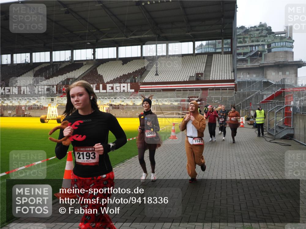 07.12.2025 - St. Pauli X-Mass-Run No. 15 Fabian Wolf http://msf.ph/oto/9418336 07.12.2025 11:25:09 Ziel 470, 473, 1527, 1544, 1855, 1858, 1961, 2151, 2193, 2244, 2981, 2990, 3126, 5003 meine-sportfotos.de