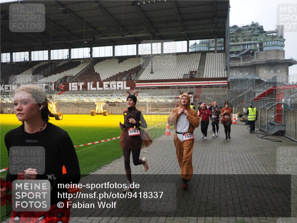 07.12.2025 - St. Pauli X-Mass-Run No. 15 Fabian Wolf http://msf.ph/oto/9418337 07.12.2025 11:25:10 Ziel 470, 473, 1527, 1544, 1855, 1858, 1961, 2151, 2193, 2244, 2981, 2990, 3126, 5003 meine-sportfotos.de