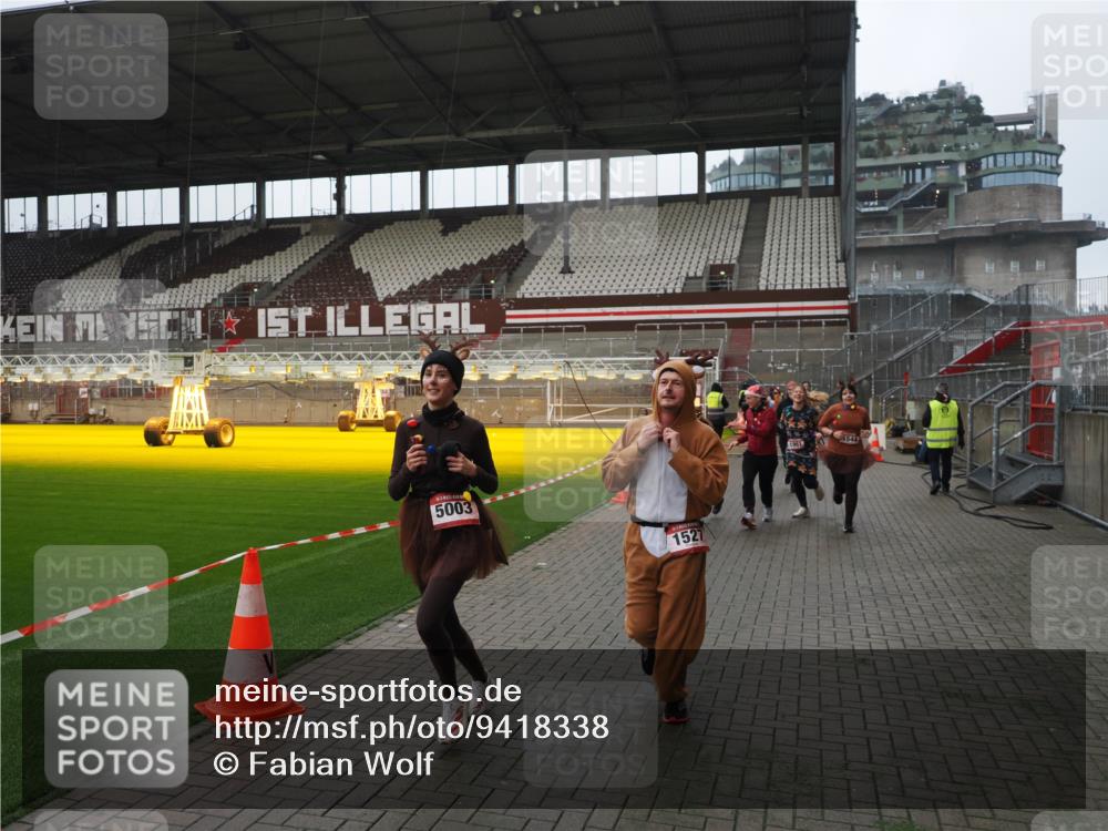 07.12.2025 - St. Pauli X-Mass-Run No. 15 Fabian Wolf http://msf.ph/oto/9418338 07.12.2025 11:25:10 Ziel 470, 473, 1527, 1544, 1855, 1858, 1961, 2151, 2193, 2244, 2981, 2990, 3126, 5003 meine-sportfotos.de