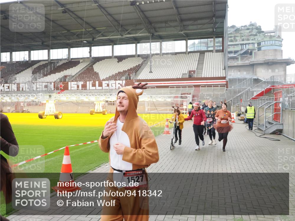 07.12.2025 - St. Pauli X-Mass-Run No. 15 Fabian Wolf http://msf.ph/oto/9418342 07.12.2025 11:25:11 Ziel 470, 473, 1527, 1544, 1855, 1858, 1961, 2151, 2193, 2244, 2981, 2990, 3126, 5003 meine-sportfotos.de
