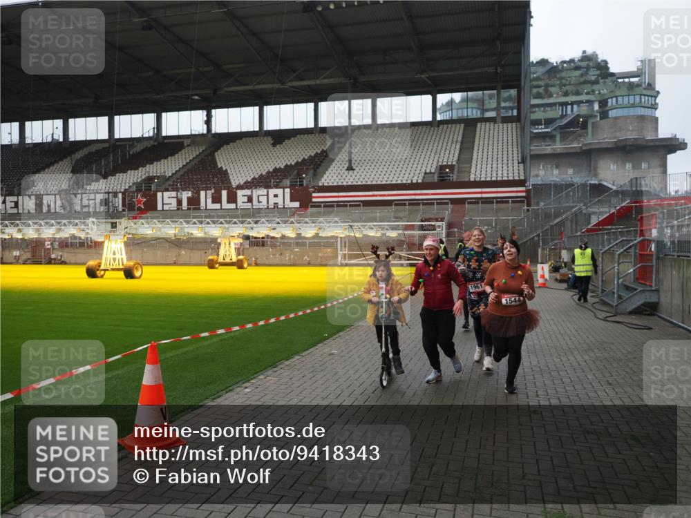 07.12.2025 - St. Pauli X-Mass-Run No. 15 Fabian Wolf http://msf.ph/oto/9418343 07.12.2025 11:25:11 Ziel 470, 473, 1527, 1544, 1855, 1858, 1961, 2151, 2193, 2244, 2981, 2990, 3126, 5003 meine-sportfotos.de