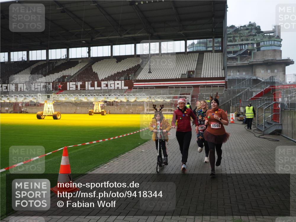 07.12.2025 - St. Pauli X-Mass-Run No. 15 Fabian Wolf http://msf.ph/oto/9418344 07.12.2025 11:25:12 Ziel 470, 473, 1527, 1544, 1855, 1858, 1961, 2151, 2193, 2244, 2981, 2990, 3126, 5003 meine-sportfotos.de