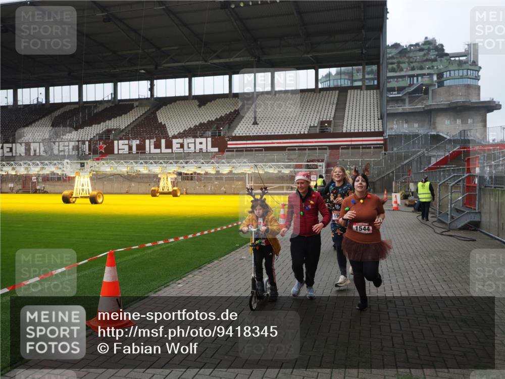 07.12.2025 - St. Pauli X-Mass-Run No. 15 Fabian Wolf http://msf.ph/oto/9418345 07.12.2025 11:25:12 Ziel 470, 473, 1527, 1544, 1855, 1858, 1961, 2151, 2193, 2244, 2981, 2990, 3126, 5003 meine-sportfotos.de